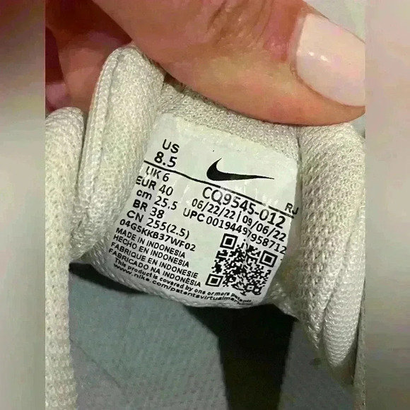 Nike Legend Essential 2, size 8.5 - Picture 5 of 9